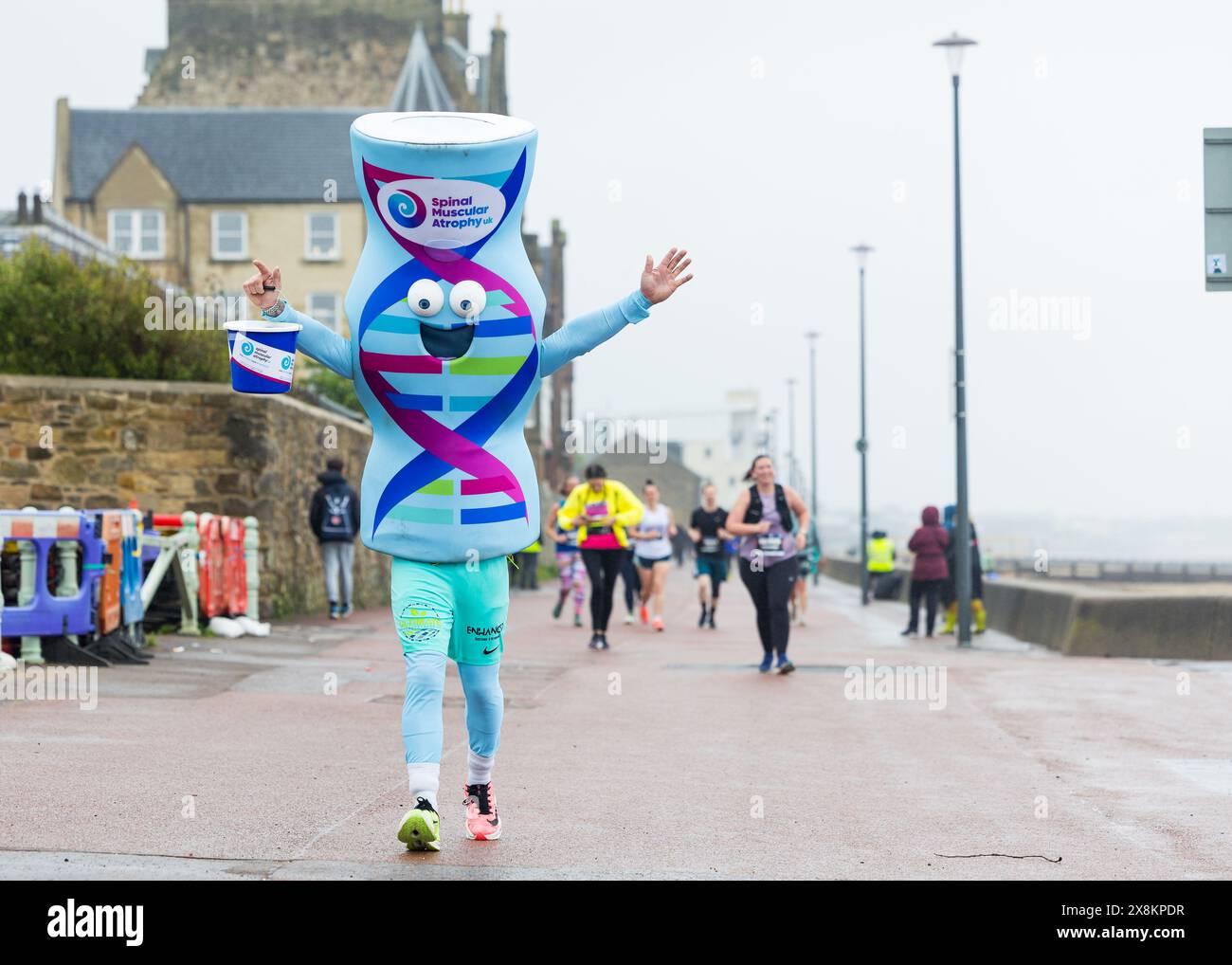 Edinburgh, Schottland. 26. Mai 2024. Wirbelsäulenmuskulaere Atrophie UKs Maskottchen macht ihren Weg entlang der Küste bei Portobello Credit: Raymond Davies / Alamy Live News Stockfoto