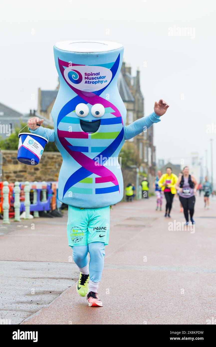 Edinburgh, Schottland. 26. Mai 2024. Wirbelsäulenmuskulaere Atrophie UKs Maskottchen macht ihren Weg entlang der Küste bei Portobello Credit: Raymond Davies / Alamy Live News Stockfoto