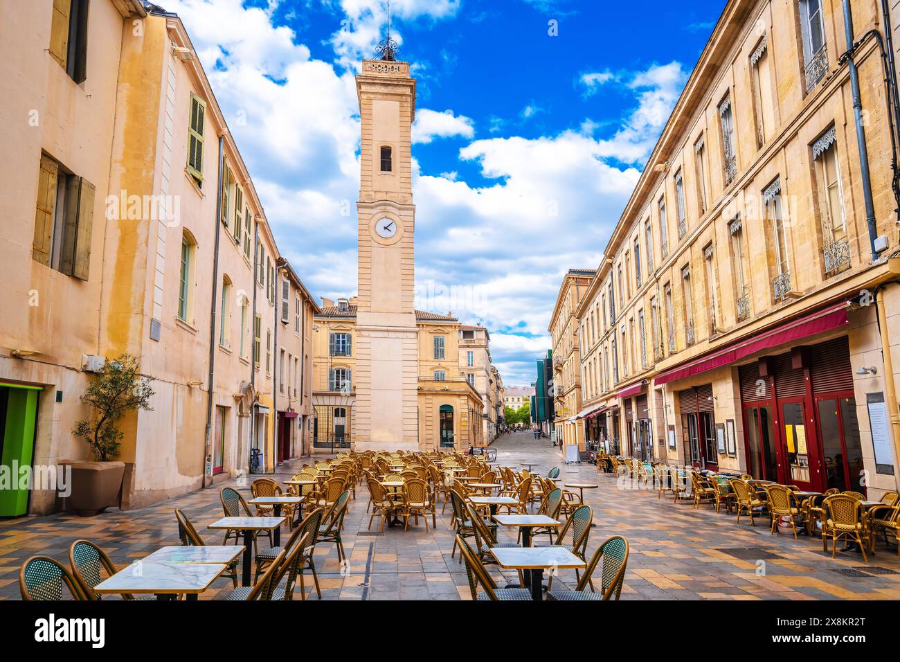 Restaurantstraße in Nimes und Blick auf den Kirchturm, Südfrankreich, die Präfektur des Départements Gard in der Region Occitanie Stockfoto