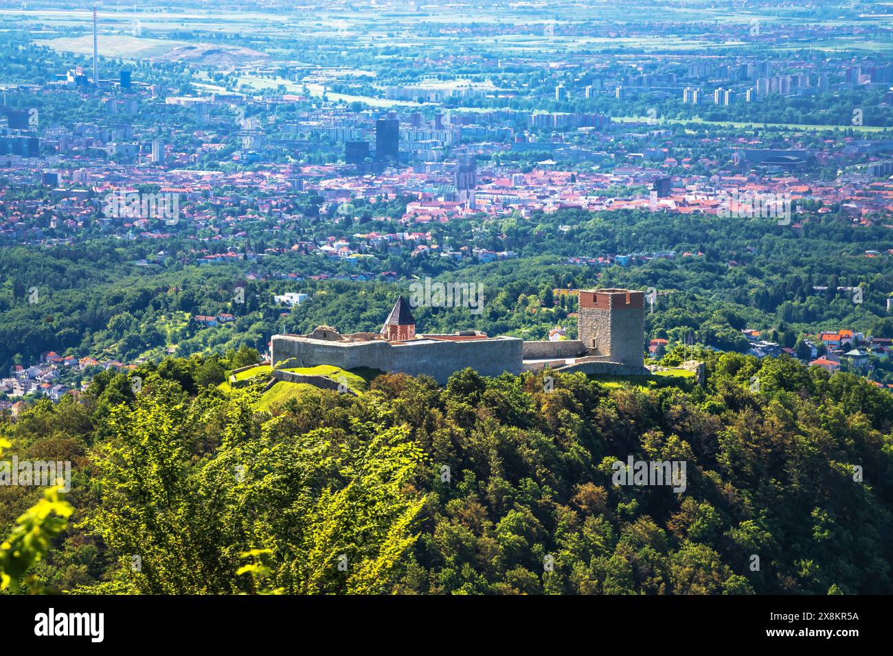 Panoramablick auf die Stadt Zagreb von Medvedgrad, der Hauptstadt Kroatiens Stockfoto