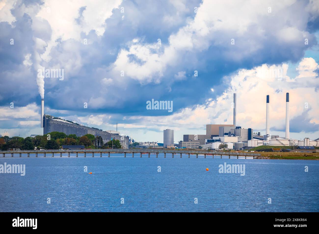 Kopenhagen CopenHill und Blick auf das Kraftwerk vom Meer, Hauptstadt Dänemarks Stockfoto