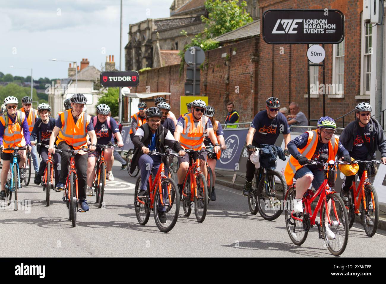 Essex Pedal Power Rider probieren den Kurs bei der Ride London Classique 2024 in Colchester aus. Die Gäste erhalten kostenlose Fahrräder, um die Aktivitäten zu fördern. Stockfoto