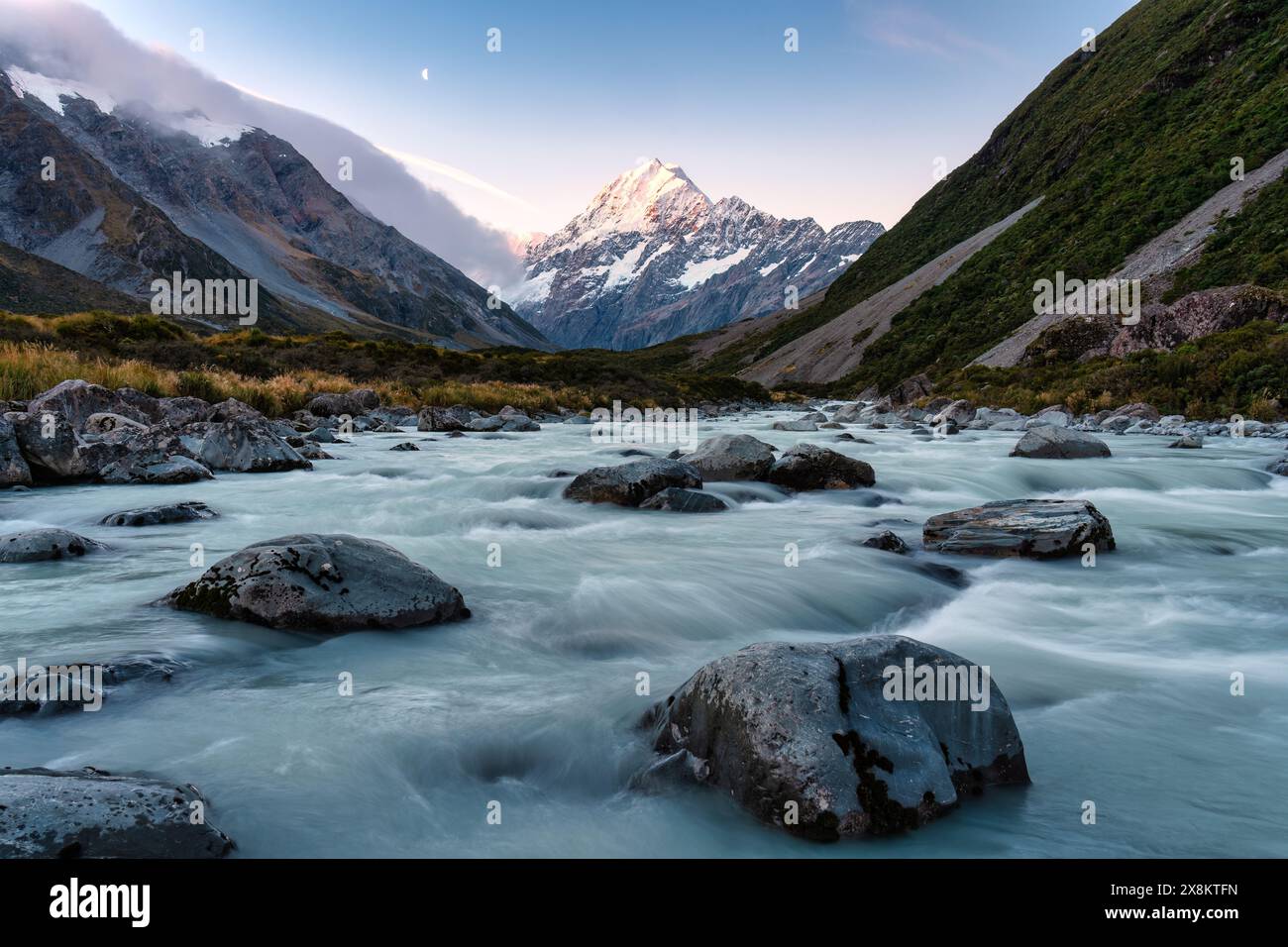 Wunderschöne Landschaft des Hooker Valley Trails mit Mt Cook oder Aoraki und Nuttensee, der am Abend in Neuseeland im Nationalpark fließt Stockfoto