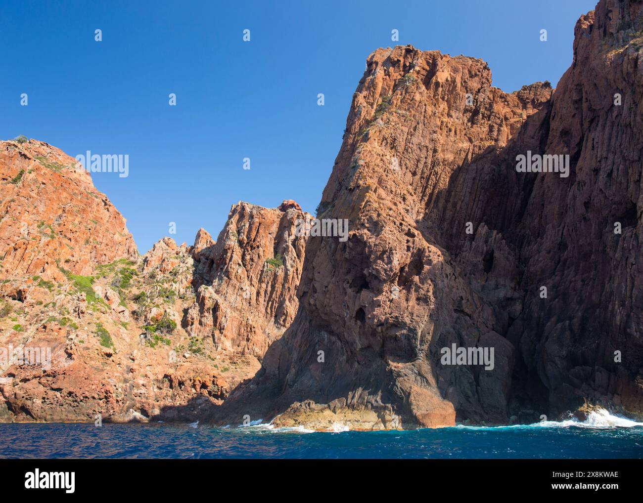 Girolata, Corse-du-Sud, Korsika, Frankreich. Die zerklüfteten roten Klippen von Punta Rossa, Teil des UNESCO-Weltkulturerbes Scandola Nature Reserve. Stockfoto