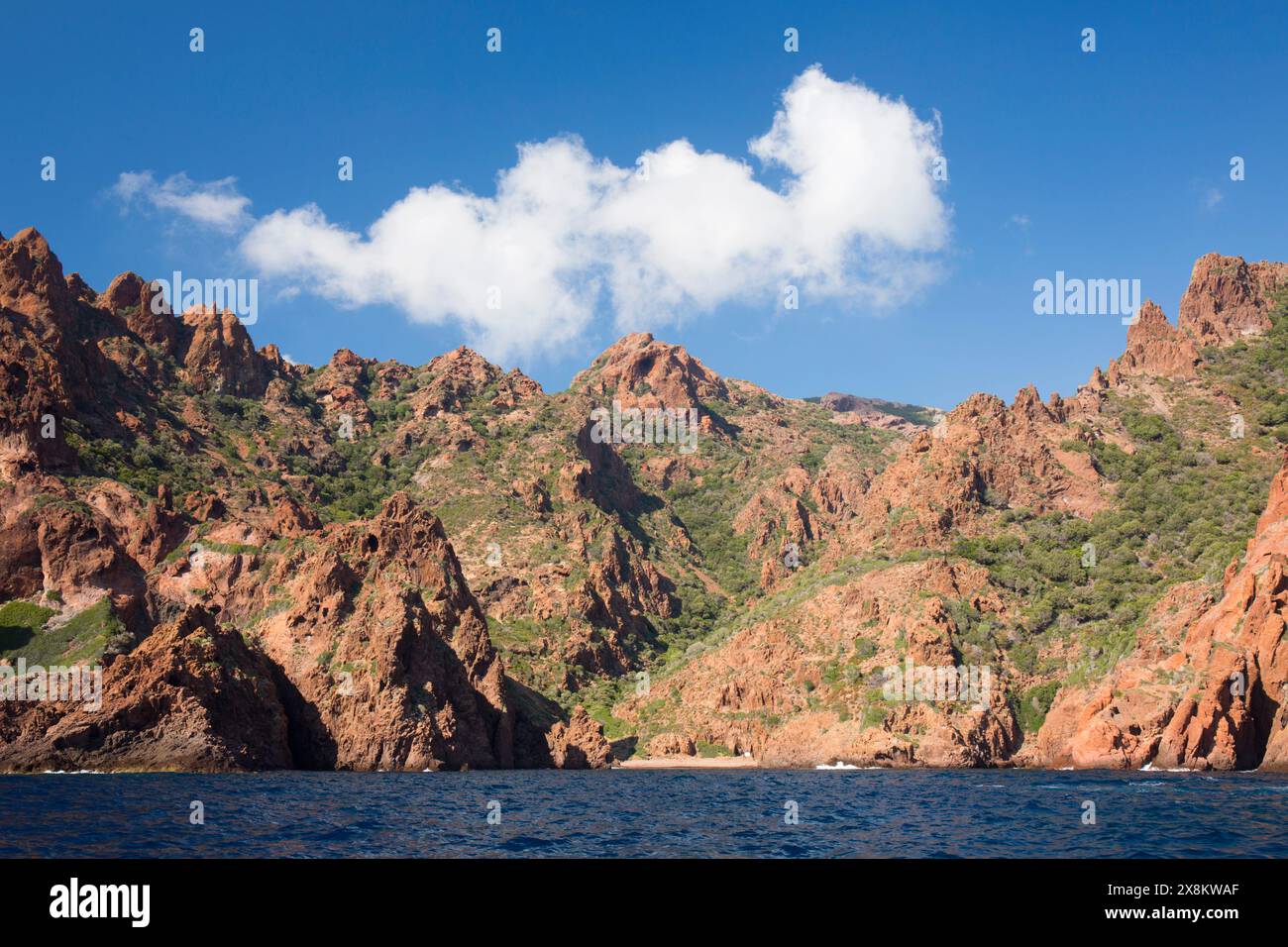 Girolata, Corse-du-Sud, Korsika, Frankreich. Die zerklüfteten roten Klippen von Punta Rossa, Teil des UNESCO-Weltkulturerbes Scandola Nature Reserve. Stockfoto