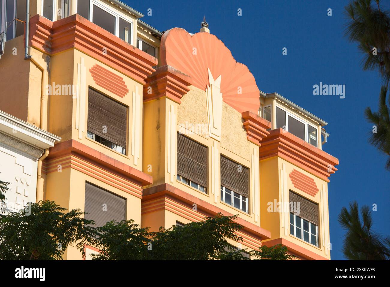 Ajaccio, Corse-du-Sud, Korsika, Frankreich. Art déco-Fassade eines farbenfrohen Apartmenthauses mit Blick auf die Rue Jean-Baptiste Marcaggi. Stockfoto