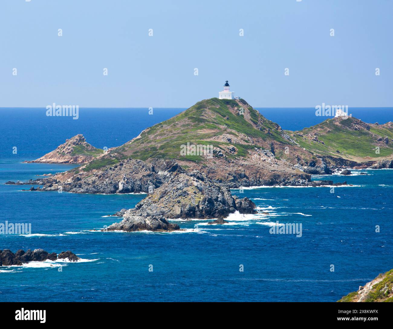 Ajaccio, Corse-du-Sud, Korsika, Frankreich. Blick von Pointe de la Parata nach Grande Sanguinaire, der größten Insel im Îles Sanguinaires Archipel. Stockfoto