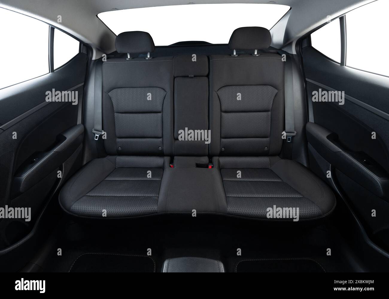 Leere, saubere, dunkle Autositze in einer modernen Limousine mit isolierten Fenstern Stockfoto