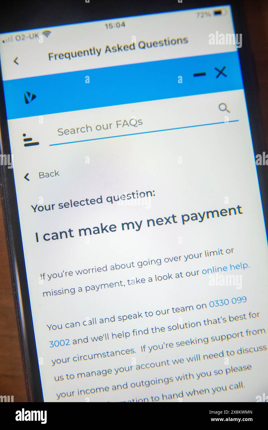 Mobiltelefon-Bildschirm mit einer FAQ-Seite über unzureichende Zahlungsmittel, auf der finanzielle Schwierigkeiten und Unterstützungsoptionen hervorgehoben werden Stockfoto