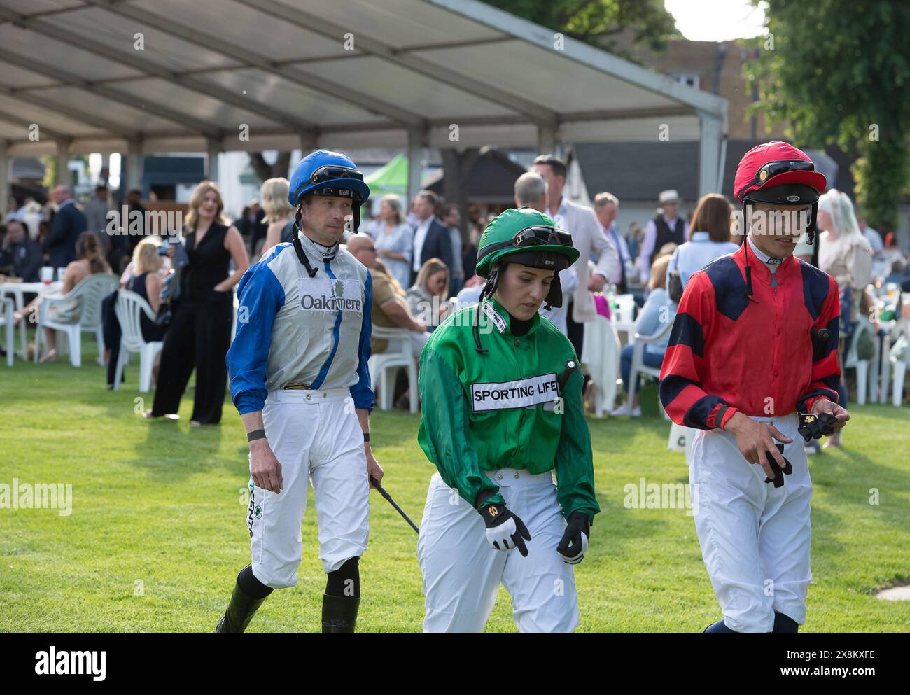 Windsor, Großbritannien. Mai 2024. Die Jockeys Jack Mitchell (L), Georgia Dobie (M) und George Bass (R) laufen in Richtung Parade Ring auf der Royal Windsor Racecourse, um die erstaunlichen Sri Lanka Restricted Maiden Stakes zu erleben. Quelle: Maureen McLean/Alamy Live News Stockfoto