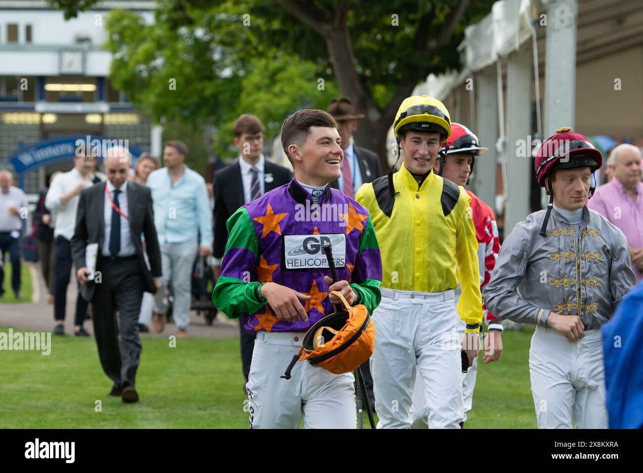 Windsor, Großbritannien. Mai 2024. Jockeys begeben sich auf den Parade Ring, um auf der Royal Windsor Racecourse bei der Sommereröffnungsfeier auf die Sri Lanka Paradise Island Handicap Stakes zu fahren. Quelle: Maureen McLean/Alamy Live News Stockfoto