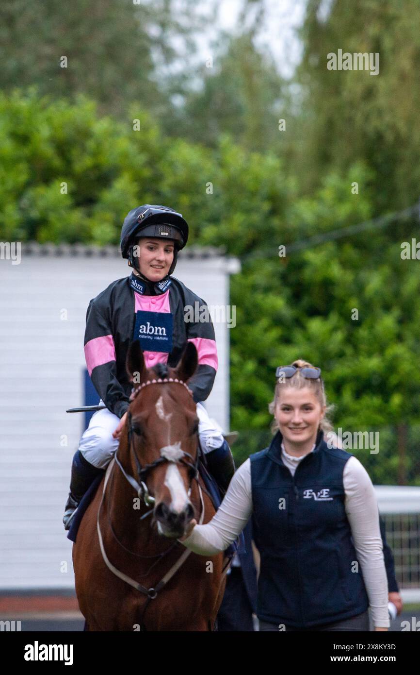 Windsor, Großbritannien. Mai 2024. Georgia Cobie gewinnt die Teardrop Handicap-Einsätze in Sri Lanka bei den Abendrennen der Summer Opening Party auf der Royal Windsor Racecourse in Windsor, Berkshire. Eigentümer Herr G Owen, Trainer Eve Johnson Houghton, Blewbury, Sponsor ABM Catering Ltd Quelle: Maureen McLean/Alamy Live News Stockfoto