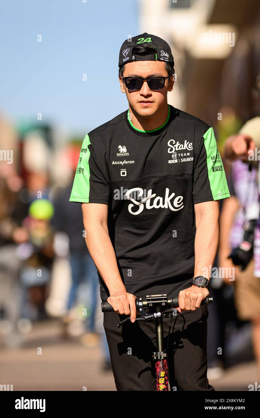 Stake F1 Team Kick Saubers chinesischer Fahrer Zhou Guanyu wird nach dem Qualifying des F1 Grand Prix von Monaco im Fahrerlager gesehen. Stockfoto