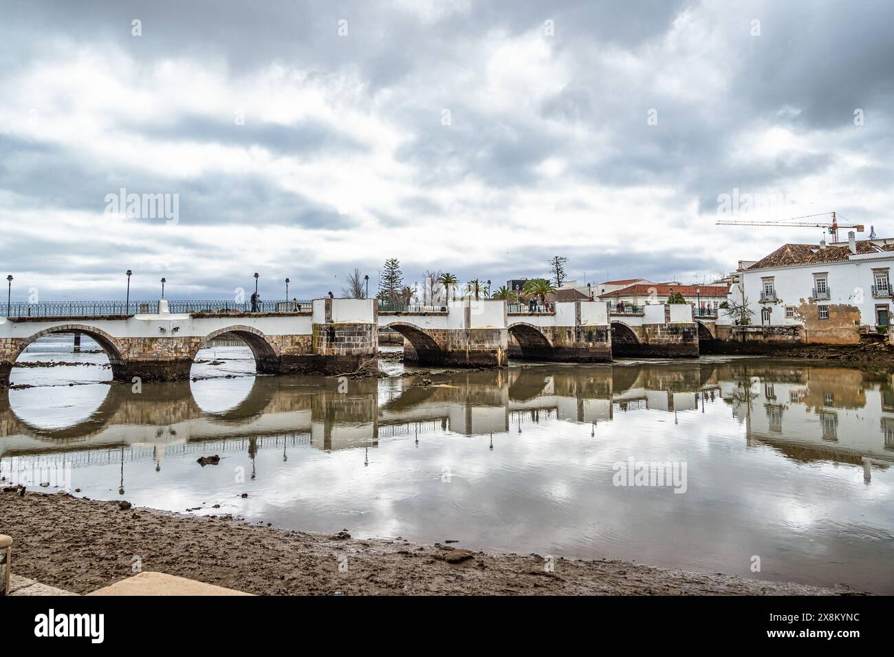 Römische Brücke in Tavira, Algarve, Portugal. Ponte Romana Brücke in Tavira in Portugal Stockfoto