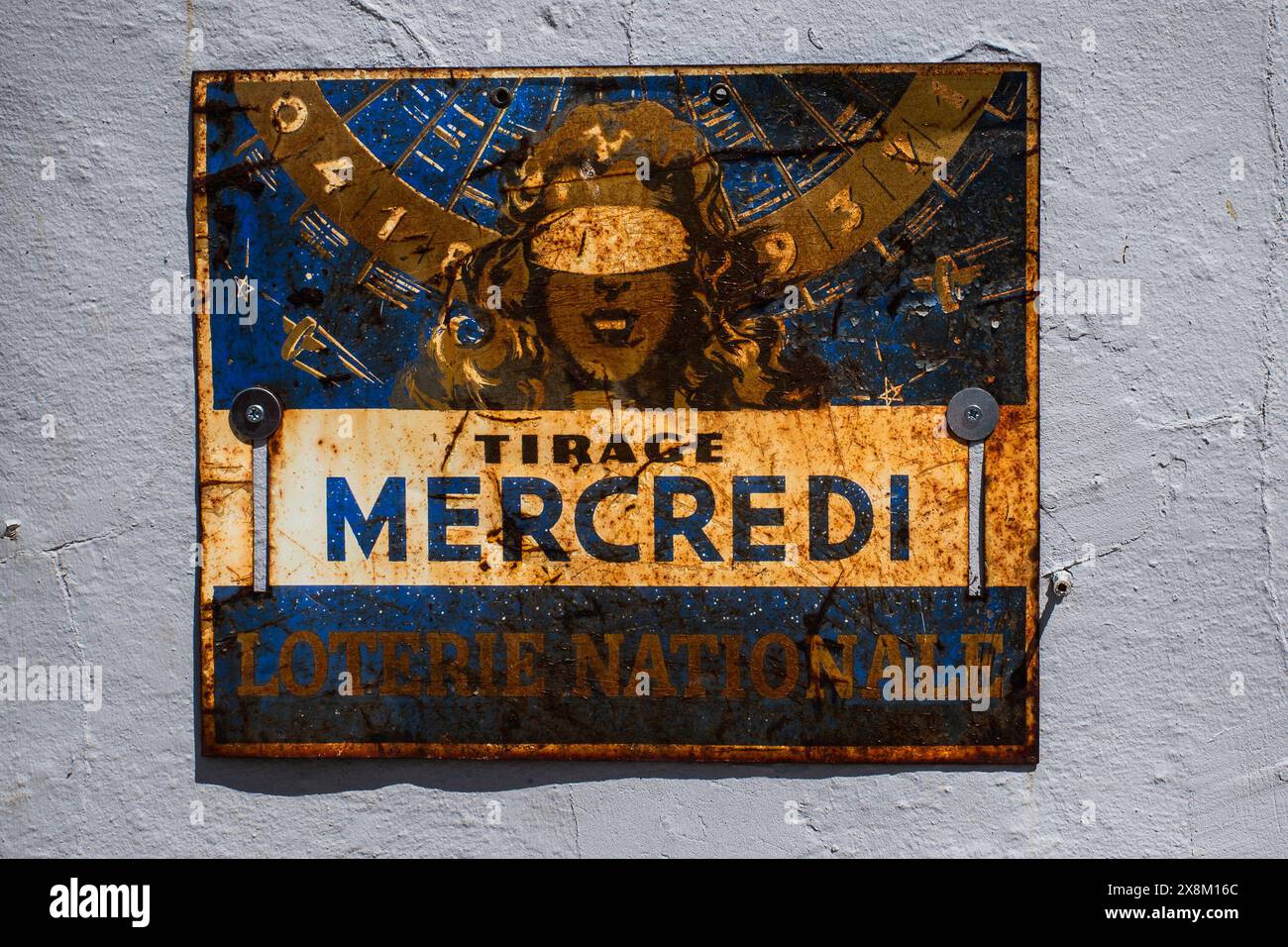 Vintage-Werbeschild aus französischem Metall. Tirage Mercredi. Farbenfroh. Antik. Kultur. Logos. Schilder, Handel, Stockfoto
