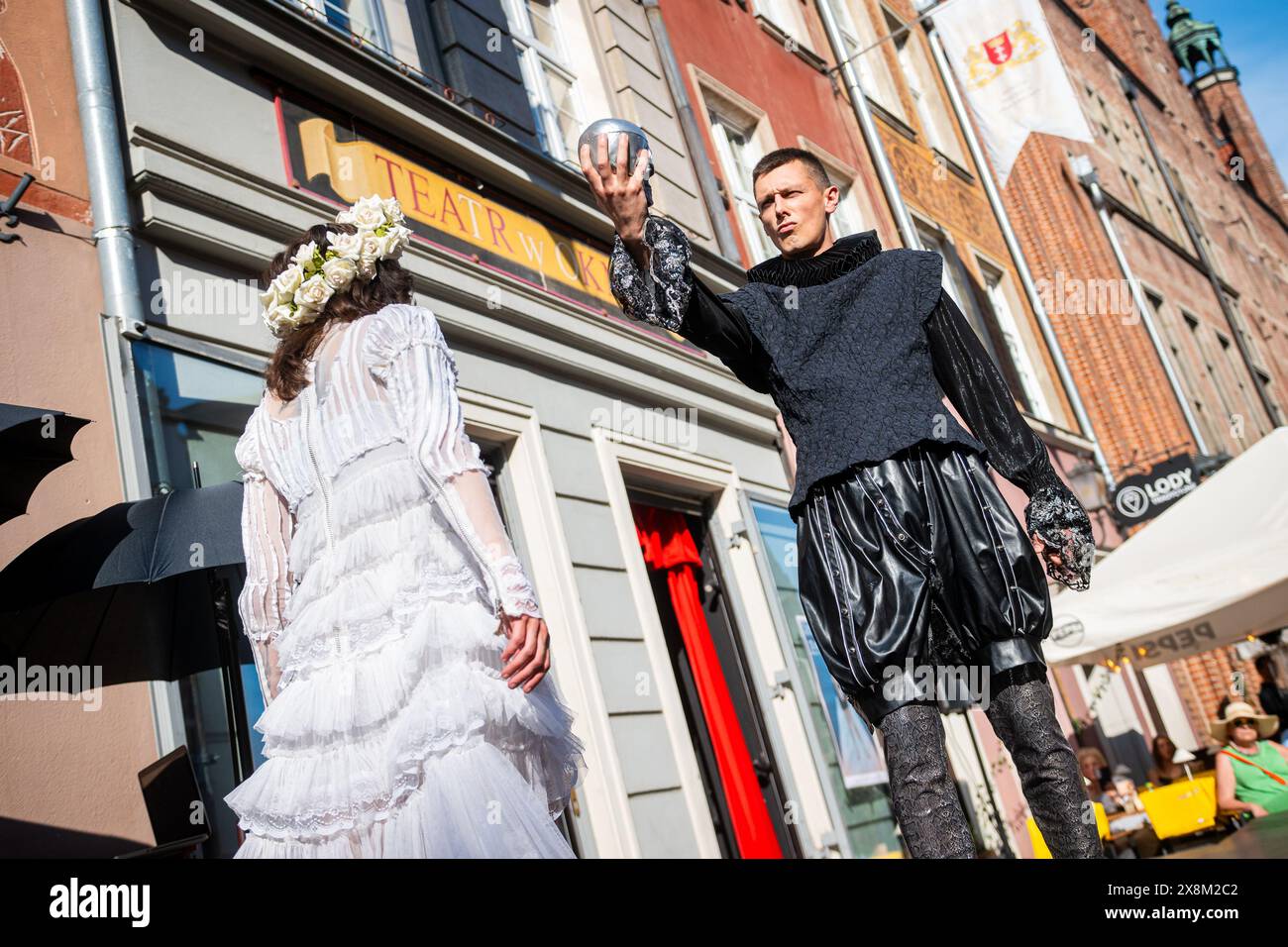 Danzig, Polen. Mai 2024. Der Darsteller wird auf der Bühne während der Vorstellung „Shakespeare on the Catwalk“ in Danzig, Polen, gesehen. Anlässlich des 15. Jahrestages des Theaters in the Window, das von Jerzy Limon geschaffen wurde, präsentierten die Sfinks Foundation und das Sfinks Transspecies Theater eine Outdoor-Show, Performance und Präsentation von Alicja Grucas Kostümen und Kreationen. Die Inspiration stammte von Shakespeares Bühnenwerken. Quelle: SOPA Images Limited/Alamy Live News Stockfoto