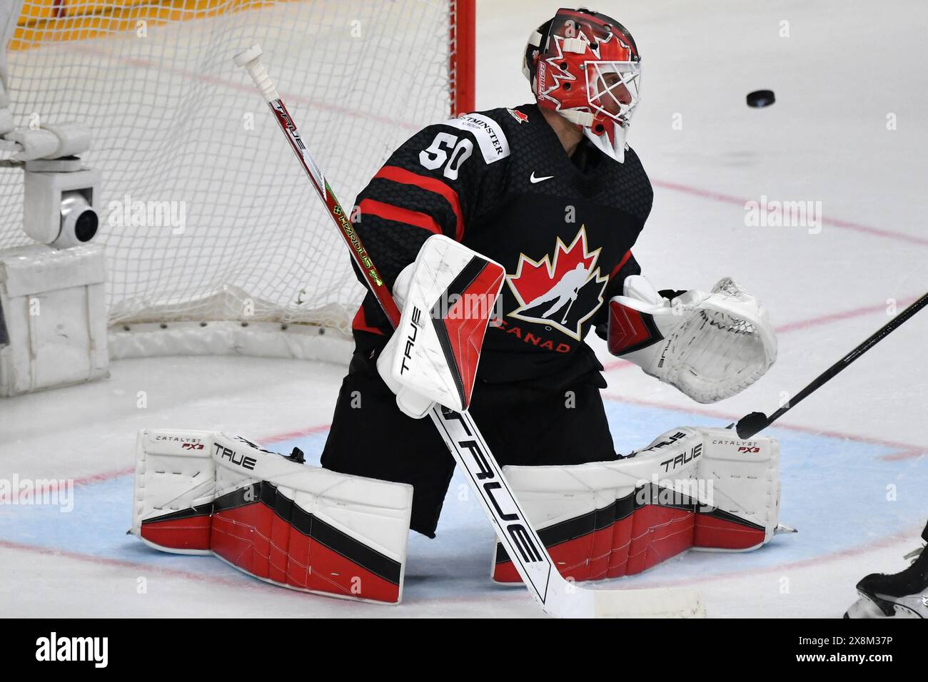 Prag, Tschechische Republik. Mai 2024. Torhüter von Kanada JORDAN BINNINGTON während des IIHF Eishockey-WM-Spiels 2024 zwischen Schweden und Canda in der O2 Arena in Prag, Tschechien, 26. Mai 2024. (Kreditbild: © Slavek Ruta/ZUMA Press Wire) NUR REDAKTIONELLE VERWENDUNG! Nicht für kommerzielle ZWECKE! Stockfoto