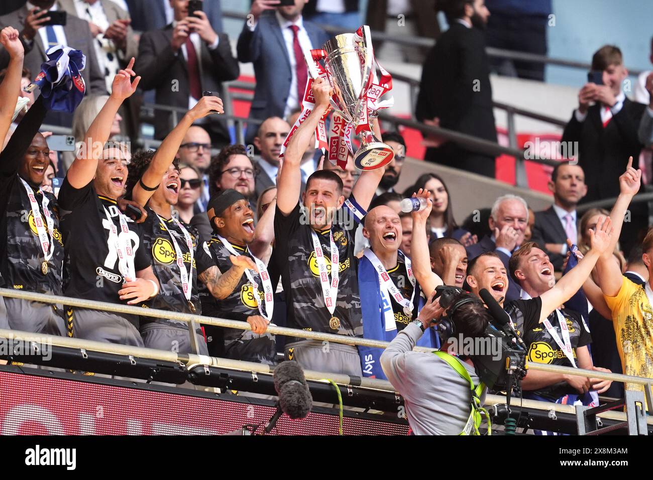 Jack Stephens aus Southampton hebt die Trophäe mit seinen Teamkollegen ab, nachdem er nach dem Play-off-Finale der Sky Bet Championship im Wembley Stadium in London den Aufstieg in die Premier League gewonnen hat. Bilddatum: Sonntag, 26. Mai 2024. Stockfoto