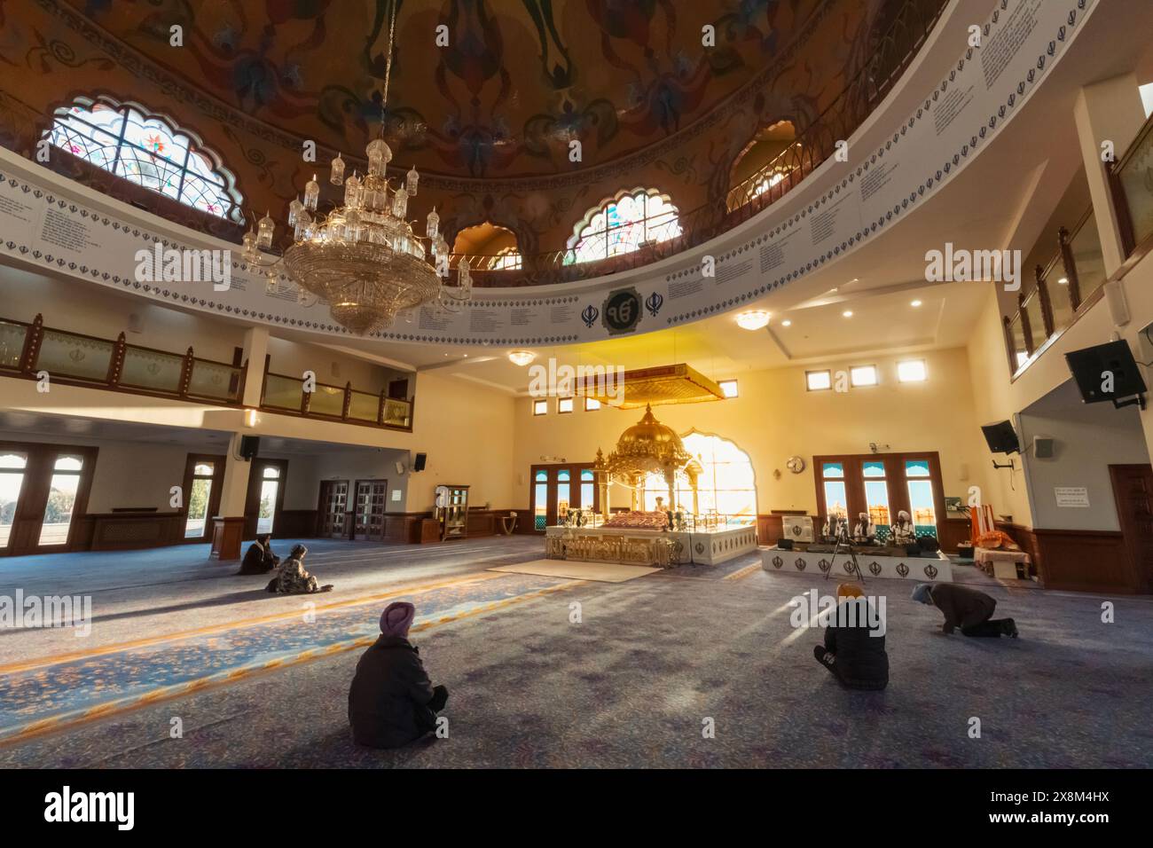 England, Kent, Gravesend, Guru Nanak Darbar Gurdwara, Innenansicht der Hauptgebetshalle Stockfoto