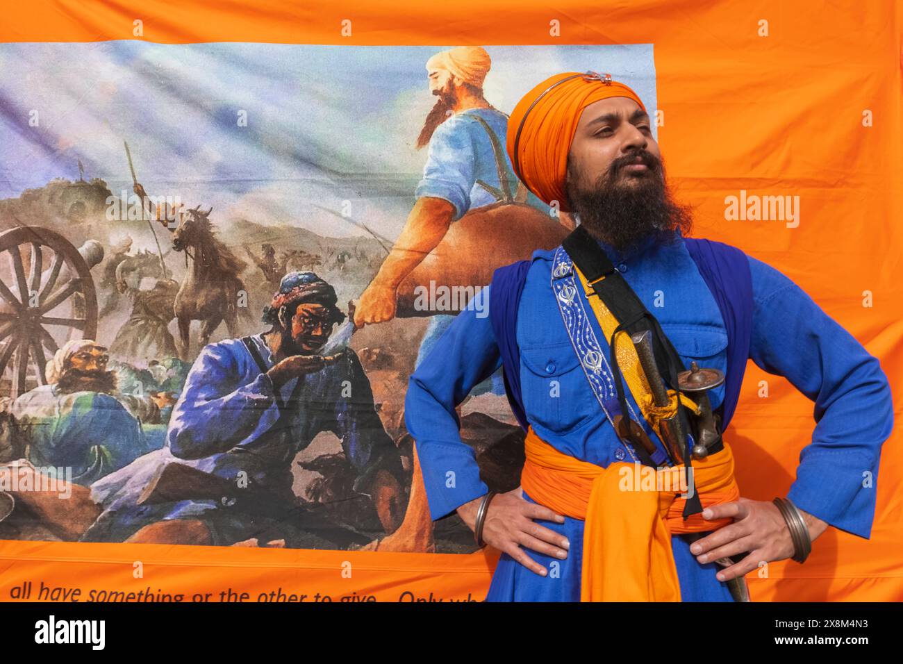 England, Kent, Gravesend, Guru Nanak Darbar Gurdwara, das jährliche Vaisakhi aka Baisakhi Festival am 13. April, junger Mann in farbenfrohen TR gekleidet Stockfoto