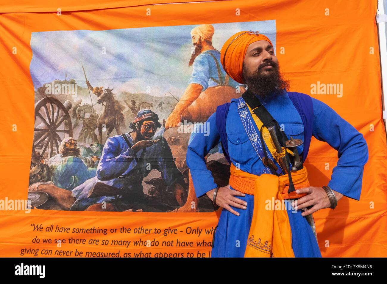 England, Kent, Gravesend, Guru Nanak Darbar Gurdwara, das jährliche Vaisakhi aka Baisakhi Festival am 13. April, junger Mann in farbenfrohen TR gekleidet Stockfoto