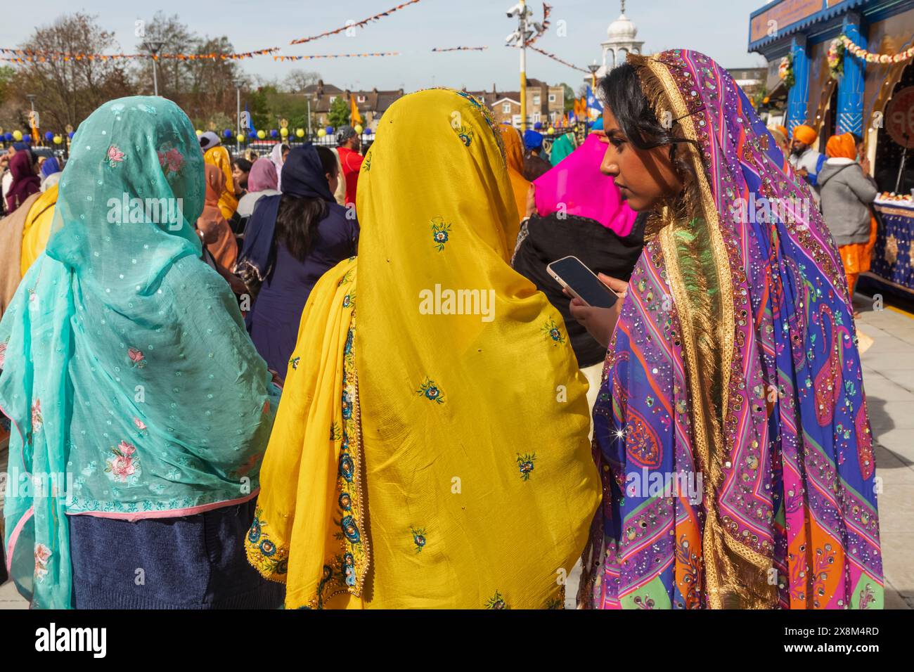 England, Kent, Gravesend, Guru Nanak Darbar Gurdwara, das jährliche Vaisakhi aka Baisakhi Festival am 13. April, Gruppe der Sikh Frauen, die in Co. Tragen Stockfoto