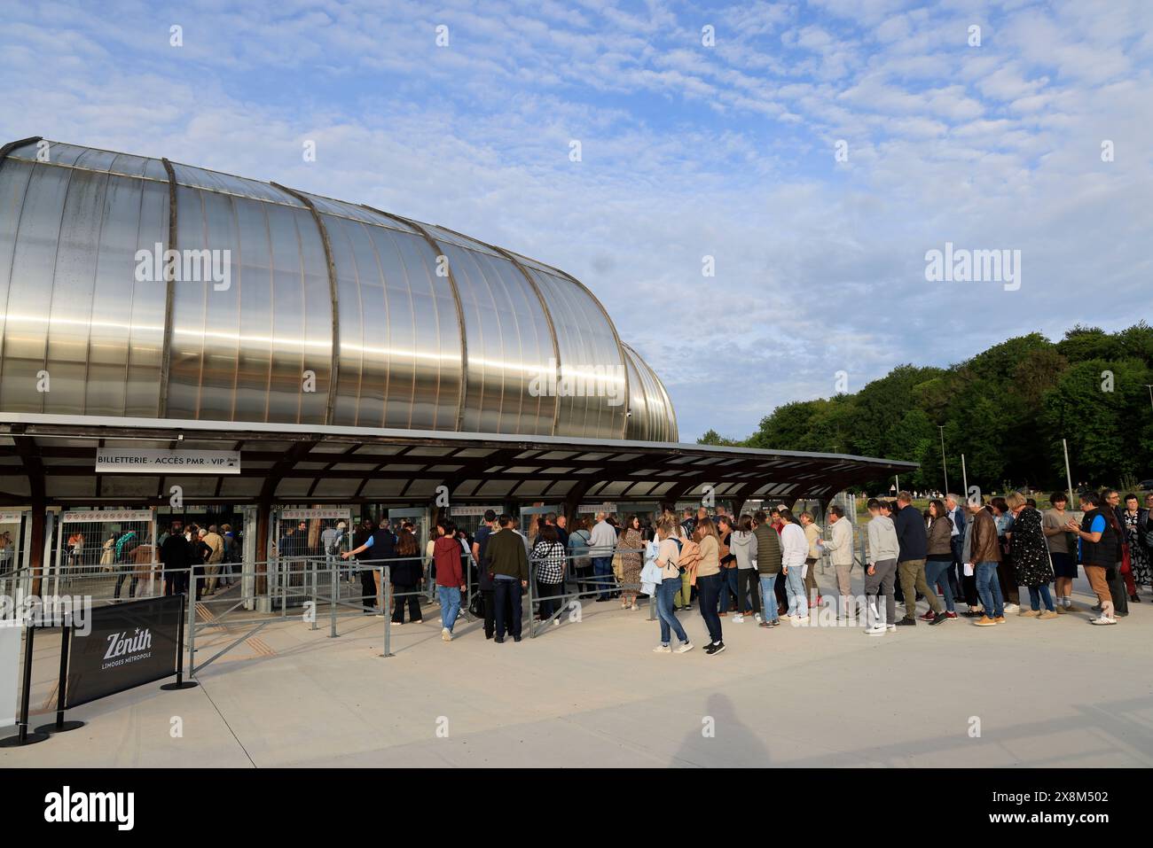 Limoges, Frankreich. Mai 2024. Molière, die Oper Urbain, musikalische Komödie im Zénith in Limoges. Molière, die Urban Opera ist eine neue Art von Musikshow, die Sänger, Slammer, Rapper, Tänzer und Schauspieler auf der Bühne in Bühnen und Kostümen des 17. Jahrhunderts zusammenbringt. Die Show erzählt die Geschichte eines Mannes, der dem König den materiellen Komfort und das Prestige des Büros von Upholsterer abgibt, um eine Theatertruppe neben der Frau zu bilden, die er liebt. Aber der Weg zum Erfolg wird sehr lang sein und die Hindernisse werden zahlreich sein. Molière wird ein freier Autor, der das Schreiben von Co revolutioniert Stockfoto