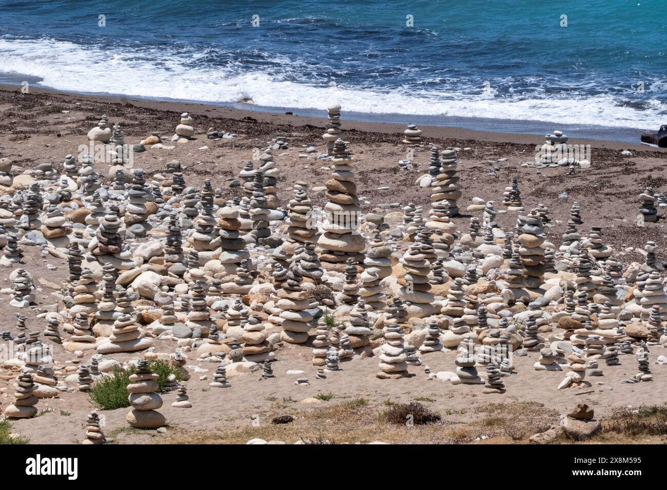 Felsenbalancierung wird auch als Steinstapel am White River, Akamas-Nationalpark, Republik Zypern, bezeichnet. Stockfoto