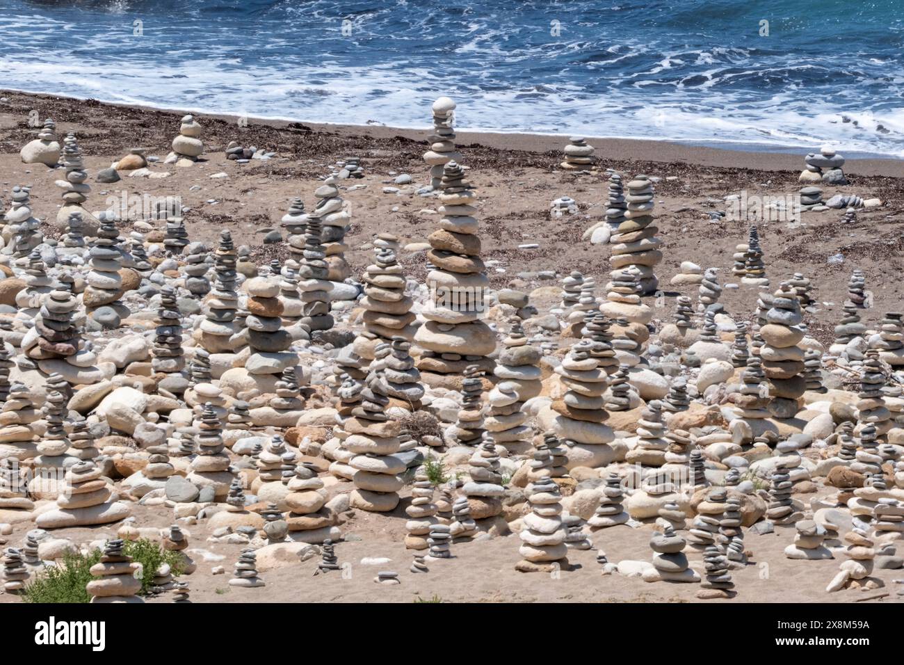 Felsenbalancierung wird auch als Steinstapel am White River, Akamas-Nationalpark, Republik Zypern, bezeichnet. Stockfoto