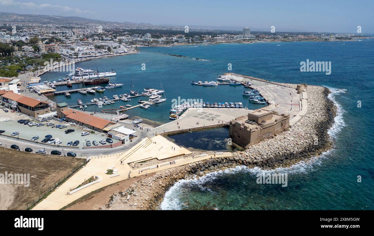 Drohnenansicht des Küstenweges und des Paphos Fort, Paphos, Zypern Stockfoto