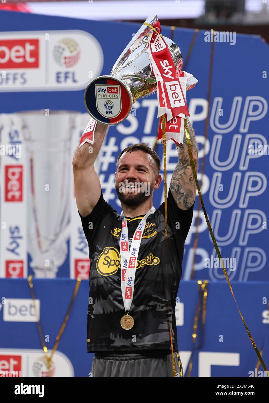 London, Großbritannien. Mai 2024. Adam Armstrong aus Southampton mit der Endtrophäe im Finale der Sky Bet Championship im Wembley Stadium, London. Der Bildnachweis sollte lauten: David Klein/Sportimage Credit: Sportimage Ltd/Alamy Live News Stockfoto