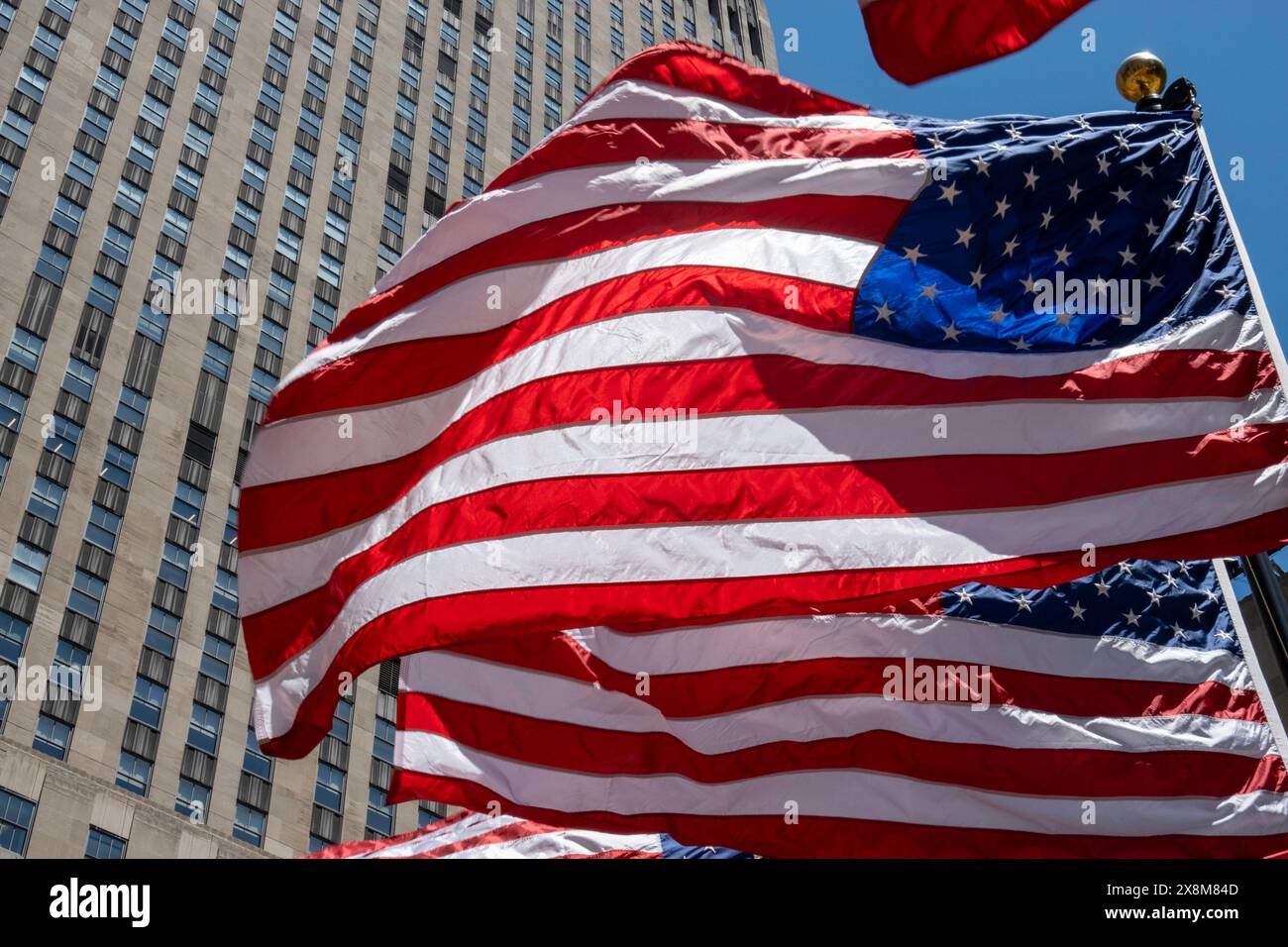 Patriotic Flags im Rockefeller Center am Memorial Day, New York City, USA 2024 Stockfoto