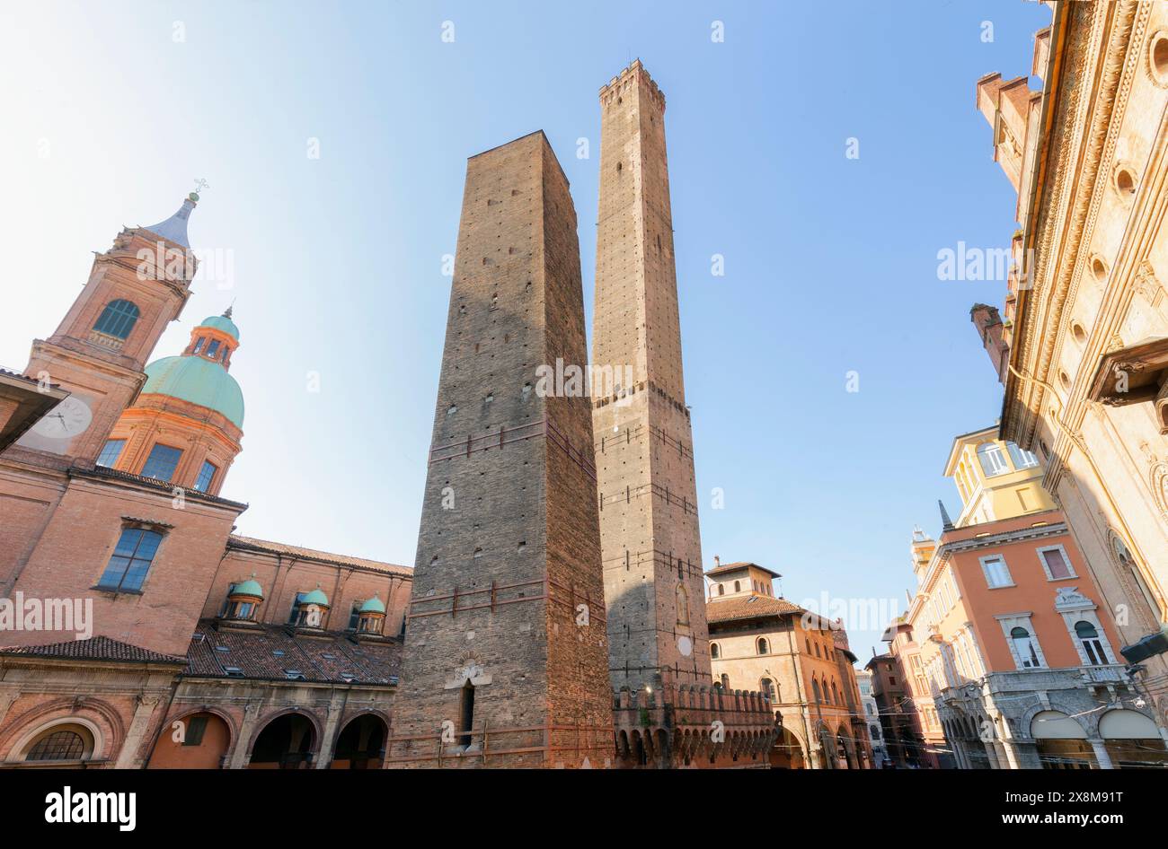 Zwei Türme (Le Due Torri Garisenda e degli Asinelli) als Symbole des mittelalterlichen Bologna, Emilia-Romagna, Italien Stockfoto