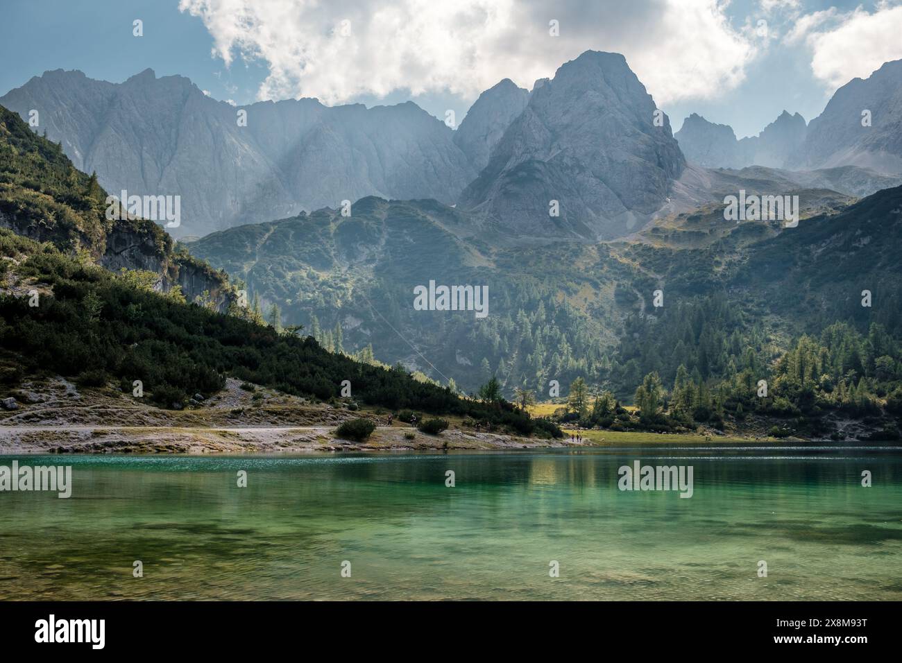 Blick von der Ehrwalder Alm auf den wunderschönen Bergsee Seebensee mit großen Bergen im Hintergrund. Stockfoto