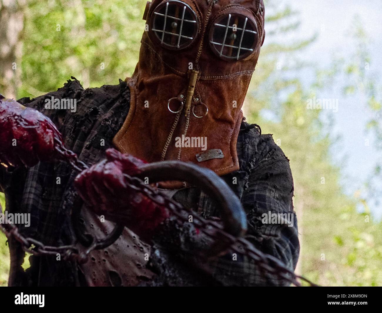 In a Violent Nature (2024) von Chris Nash mit Lauren-Marie Taylor, Andrea Pavlovic und Ry Barrett. Ein gefräßiges Zombie-Wesen bahnt sich seinen Weg durch einen abgelegenen Wald. Werbung noch ***NUR REDAKTIONELLE VERWENDUNG***. Quelle: BFA/IFC Films Stockfoto