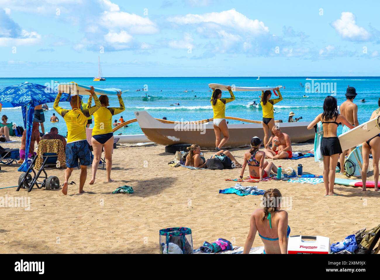 HONOLULU, HAWAII, USA - AUG. 20 2023: Überfüllter Waikiki Beach in Honolulu mit Touristen mit Surfbrettern, Sonnenbaden und Schwimmen auf der hawaiianischen Insel Stockfoto