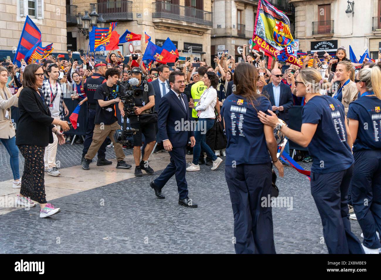 Barcelona, Spanien. Mai 2024. Die Spieler des FC Barcelona Femeni erhalten den Europameister vor den Toren der Generalitat, nachdem sie das Champions-League-Finale in Bilbao gewonnen haben. Las jugadoras del FC Barcelona Femen&#xed; erwischt a las campeonas de Europa en las puertas de la Generalitat después de ganar la final de la Champions en Bilbao. Auf dem Bild: pere aragones News Sports -Barcelona, Spanien Sonntag, 26. Mai 2024 (Foto: Eric Renom/LaPresse) Credit: LaPresse/Alamy Live News Stockfoto