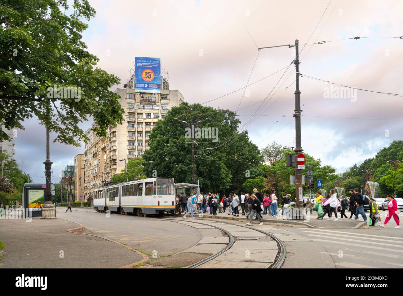 Bukarest, Rumänien. Mai 2024. Die Straßenbahnhaltestelle am Unirii-Platz im Stadtzentrum Stockfoto