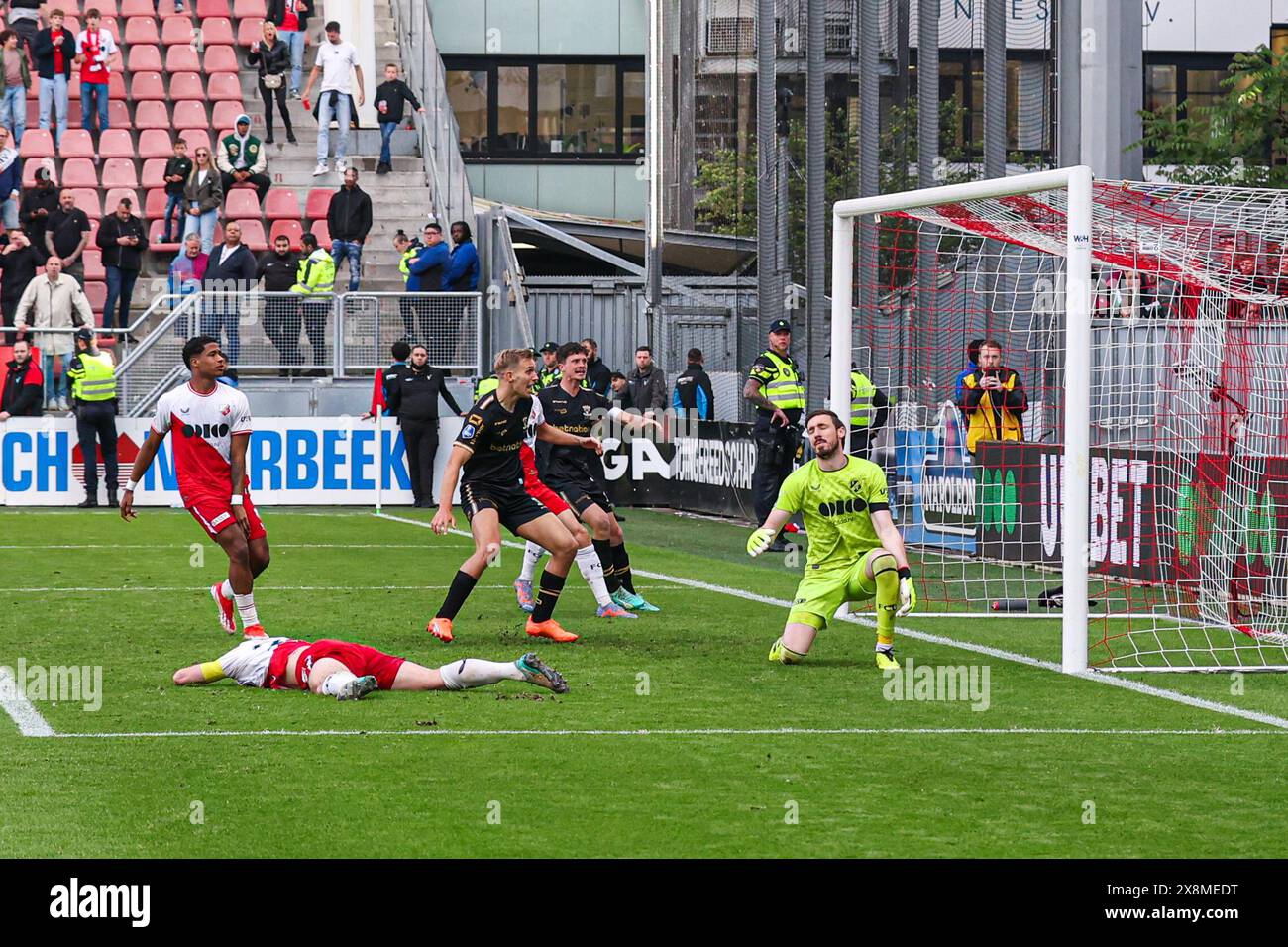 Utrecht, Niederlande. Mai 2024. UTRECHT, NIEDERLANDE - 26. MAI: Spieler des FC Utrecht enttäuscht, nachdem sie den späten Equalizer beim Endspiel der European League Play offs zwischen dem FC Utrecht und Go Ahead Eagles am 26. Mai 2024 im Stadion Galgenwaard in Utrecht, Niederlande, eingestanden hatten. (Foto von Henny Meyerink/BSR Agency) Credit: BSR Agency/Alamy Live News Stockfoto