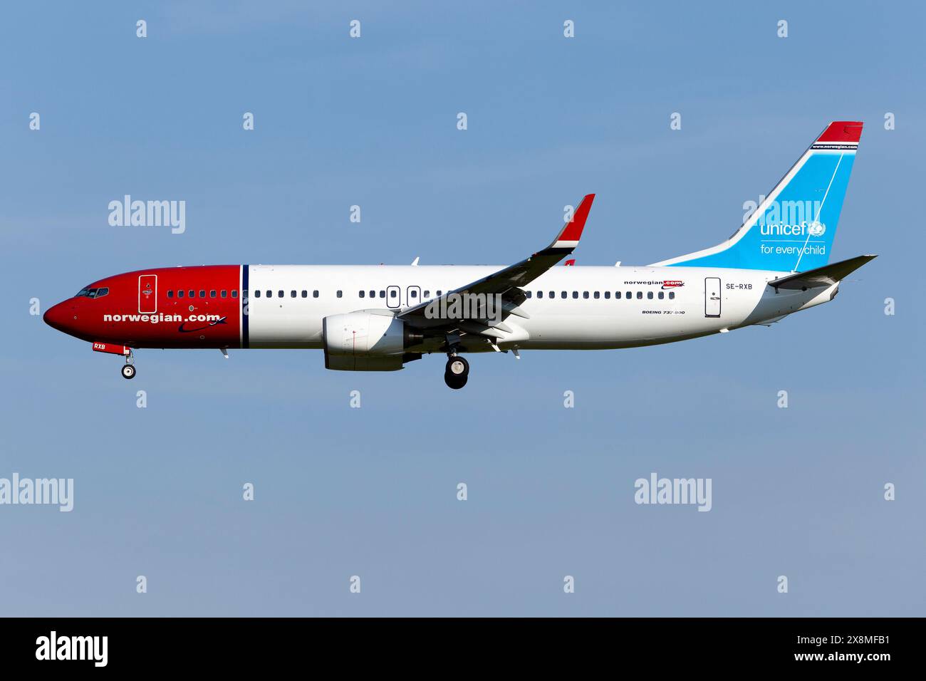 Eine norwegische Boeing 737-800 mit UNICEF-Logo landet am Flughafen Kopenhagen Kastrup. Norwegens Unterstützung für UNICEF besteht aus Flügen humanitärer Hilfe, Spendenaktionen und Spenden von Kunden und Mitarbeitern Stockfoto