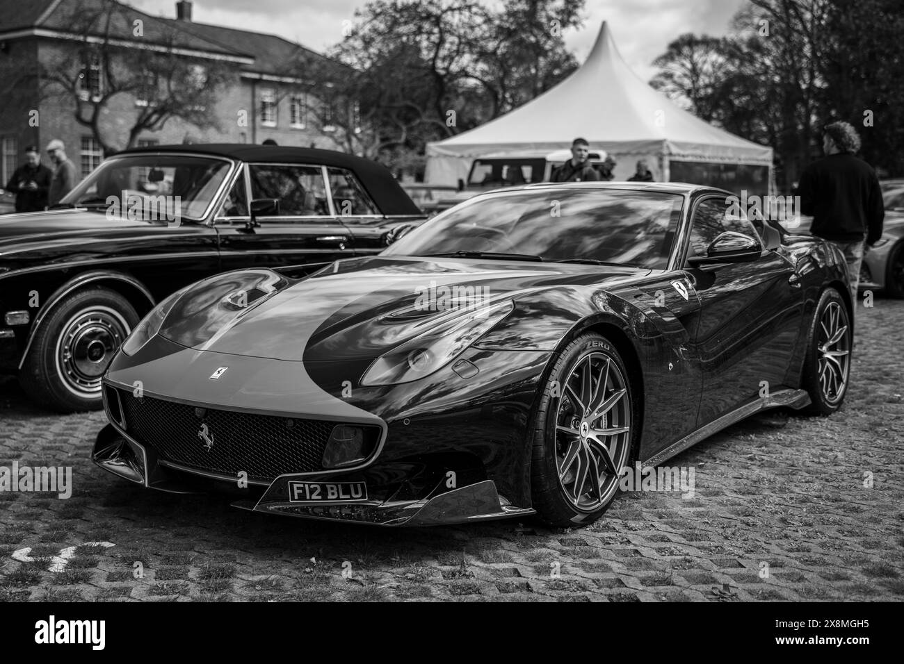 2016 Ferrari F12berlinetta, ausgestellt auf dem April Scramble im Bicester Heritage Centre am 21. April 2024. Stockfoto