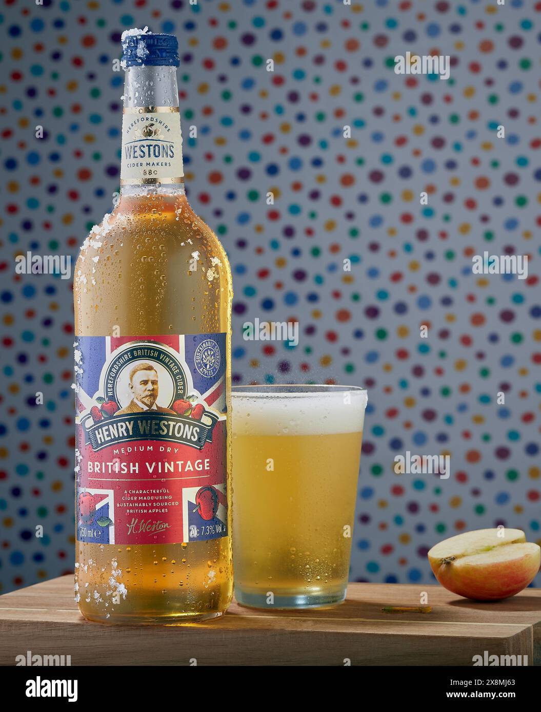 Mansfield, Nottingham, Großbritannien, 25. Mai 2024: Studio-Produktbild einer Flasche Henry Westons Medium Dry British Vintage Cider. Stockfoto