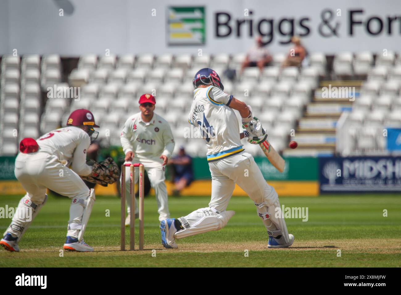 Northampton, Vereinigtes Königreich. Mai 2024. Shan Masood aus Yorkshire schlägt 82 bei seinen Runs eine 6, die am 3. Tag der County-Meisterschaft gegen Northamptonshire nicht ausgingen. Quelle: Clive Stapleton/Alamy Live News Stockfoto