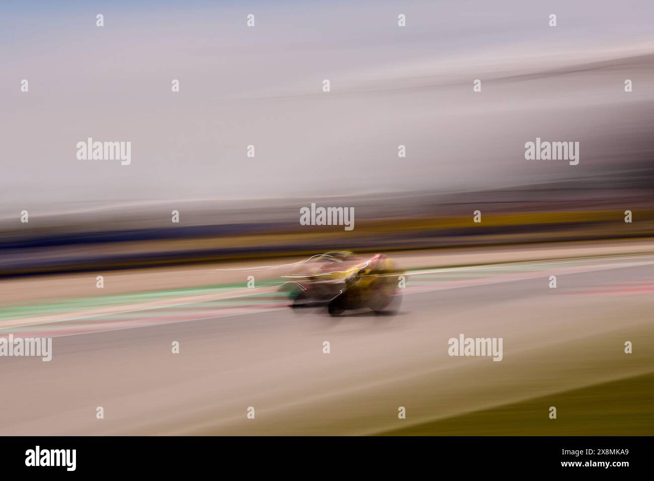 Barcelona, Spanien. Mai 2024. Mattia Pasini aus Italien von Team Ciatti Boscoscuro mit Boscoscuro mit Jaume Masia aus Spanien von Pertamina Mandalika Gas Up Tea Team mit Kalex während des Qualifyings von Moto2 Gran Premi Energi Monster de Catalunya 2024 auf dem Circuit de Barcelona-Catalunya in Barcelona. Quelle: DAX Images/Alamy Live News Stockfoto