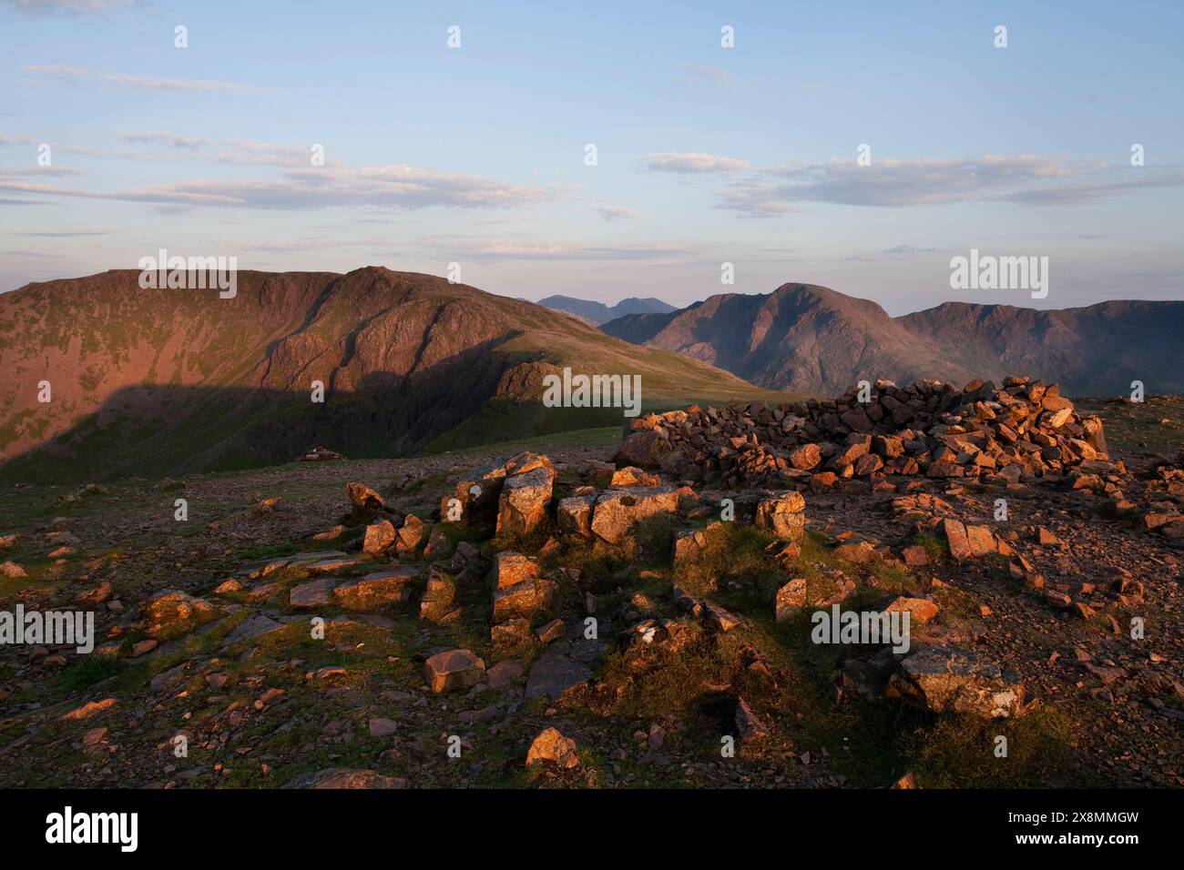 Blick auf den Sonnenuntergang vom Red Pike mit Blick auf High Stile, Pillar und Scafell Pike, Lake District, Großbritannien Stockfoto