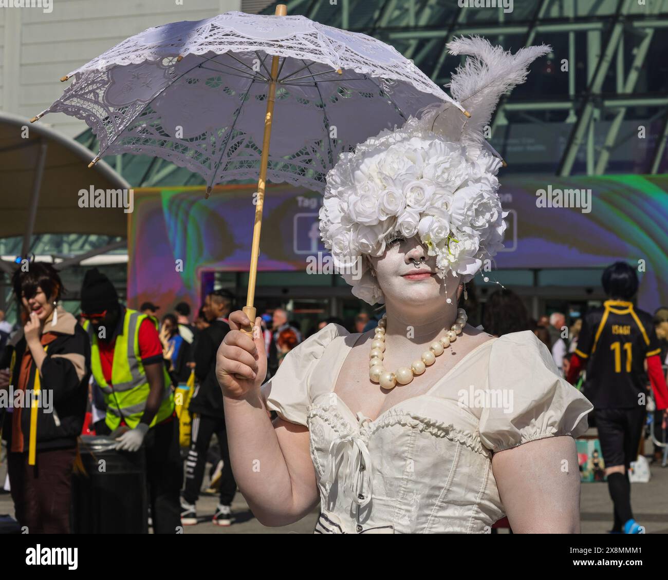 London, Großbritannien. Mai 2024. Ein Teilnehmer als Puppe aus dem Anime „Black Butler“. Die MCM Comic Con bei Excel London ist am letzten Tag beschäftigt. Cosplayer, Anime-, Comics-, Spiele- und Filmfans treffen sich ab dem 24-26. Mai zu diesem großen dreitägigen Event. Quelle: Imageplotter/Alamy Live News Stockfoto