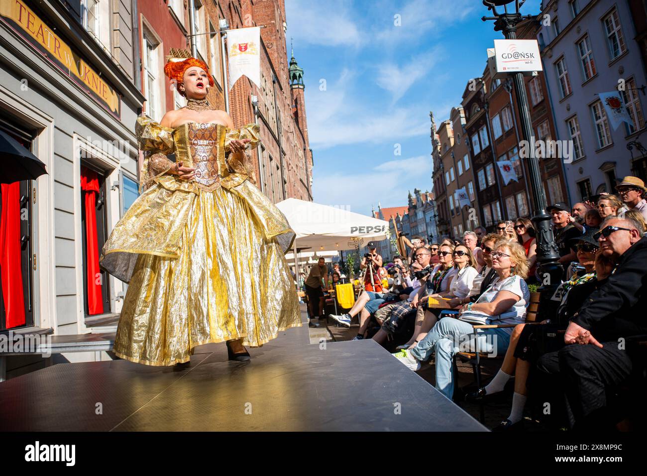 Danzig, Polen. Mai 2024. Der Darsteller wird auf der Bühne während der Vorstellung „Shakespeare on the Catwalk“ in Danzig, Polen, gesehen. Anlässlich des 15. Jahrestages des Theaters in the Window, das von Jerzy Limon geschaffen wurde, präsentierten die Sfinks Foundation und das Sfinks Transspecies Theater eine Outdoor-Show, Performance und Präsentation von Alicja Grucas Kostümen und Kreationen. Die Inspiration stammte von Shakespeares Bühnenwerken. (Foto: Mateusz Slodkowski/SOPA Images/SIPA USA) Credit: SIPA USA/Alamy Live News Stockfoto