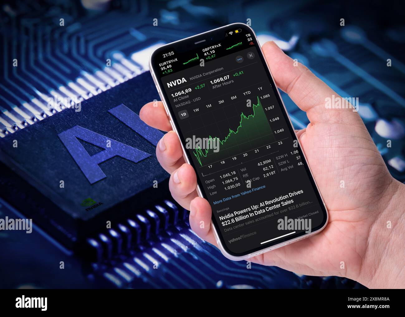 Antalya, Türkei - 26. Mai 2024: Die Aktienkurse von NVIDIA auf dem iPhone-Bildschirm und die KI mit dem nvidia-Logo auf dem Computerprozessor dahinter Stockfoto
