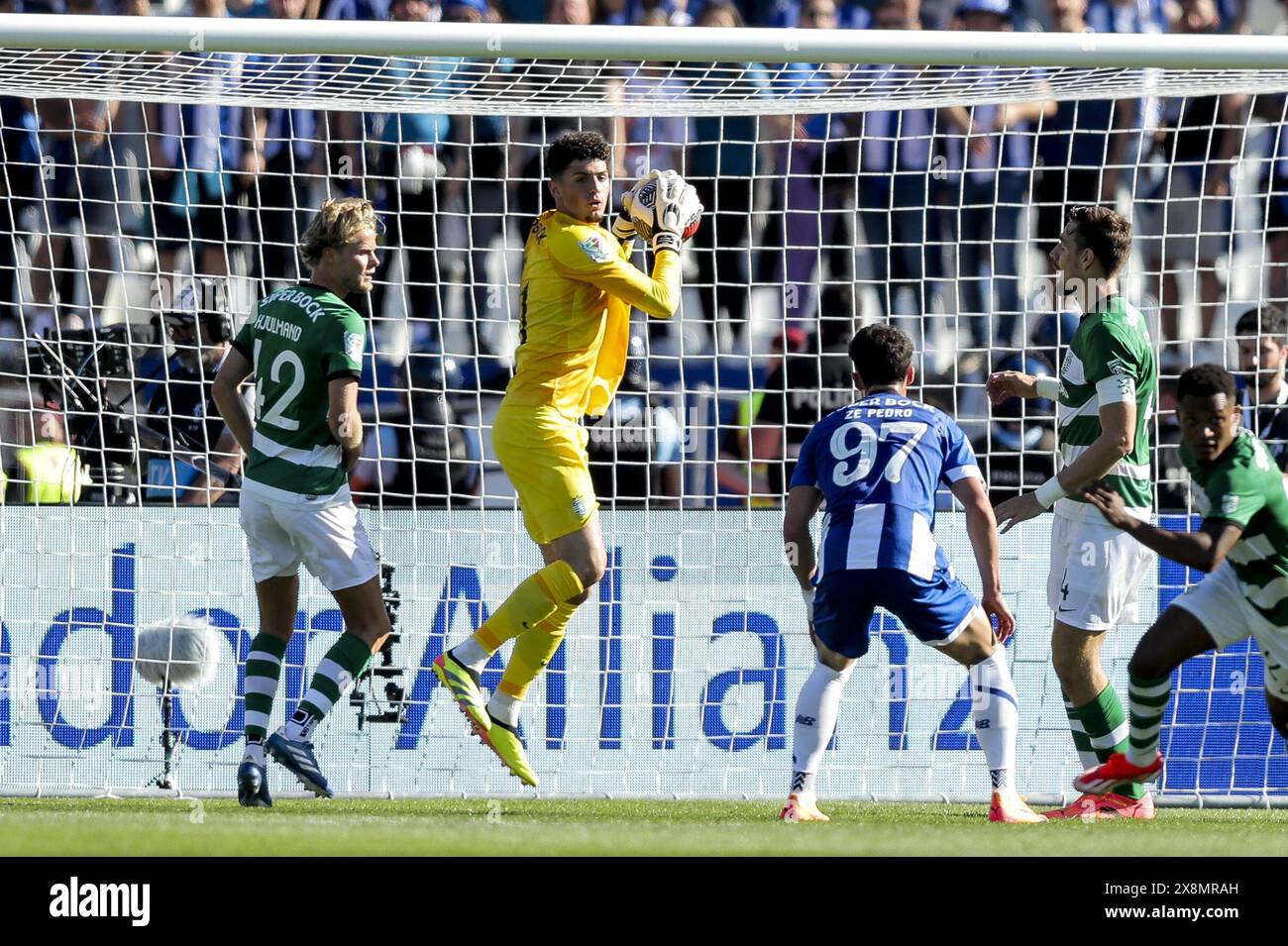 Oeiras, Portugal. Mai 2024. Oeiras, 26/04/2024 - O Futebol Clube do Porto recebeu esta tarde o Sporting Clube de Portugal no Estádio Nacional em Lisboa, em jogo a contar para a Final da Taca de Portugal 2024. Diogo PIN13; #13;( Gerardo santos/Global Imagens ) Credit: Atlantico Press/Alamy Live News Stockfoto