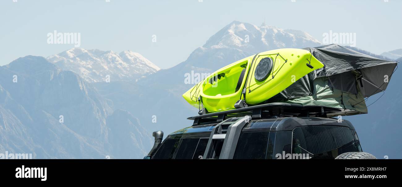 Dach des Autos mit Kanu und touristischem Zelt Stockfoto